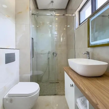 Queen's Lion Sarandë