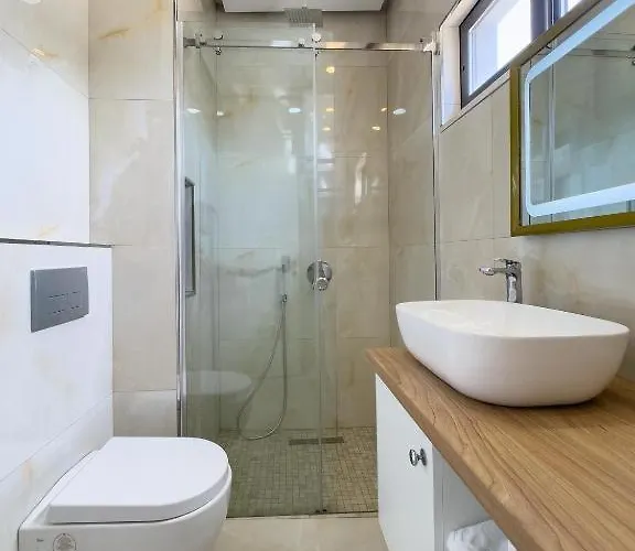 Queen's Lion Saranda